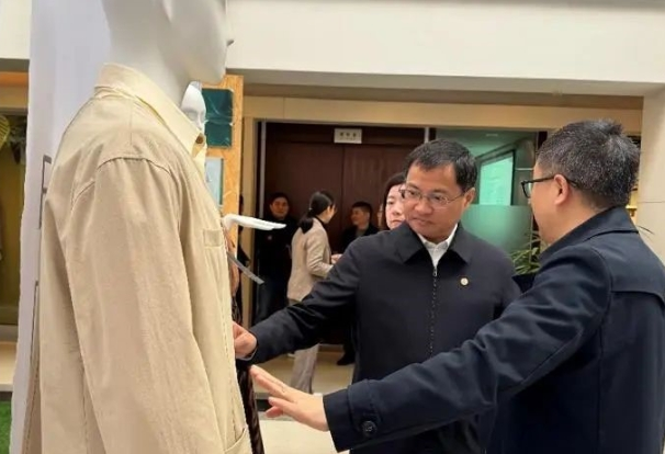 中国纺织品进出口商会会长曹甲昌一行调研吴兴纺织服装企业